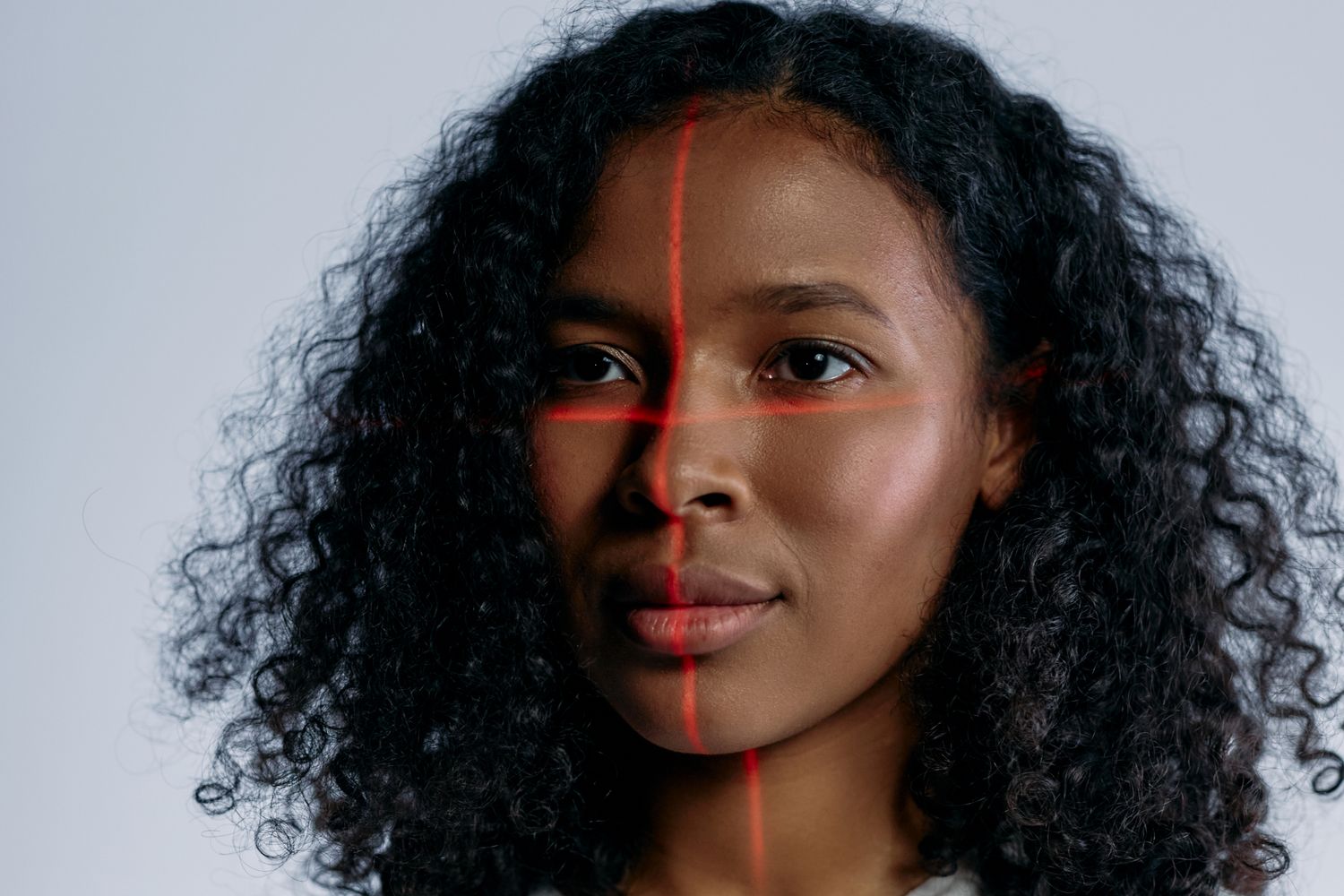 Persona realizando verificación facial de identidad